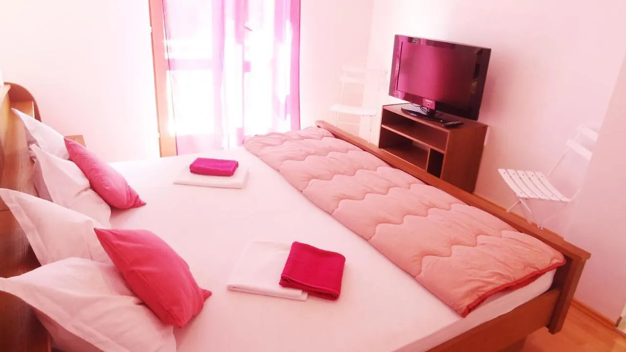 Cute Apartments Near The Sea Slatine