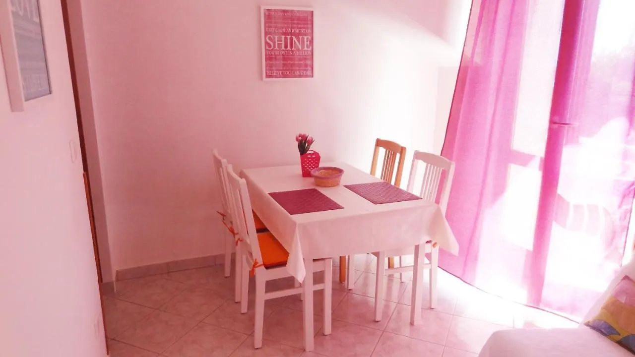 Cute Apartments Near The Sea Slatine Croatia