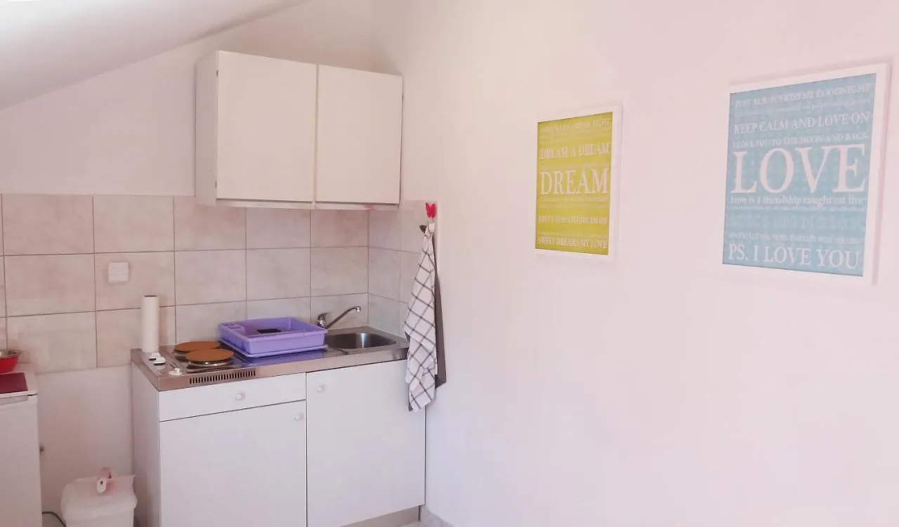 Cute Apartments Near The Sea Slatine Croatia