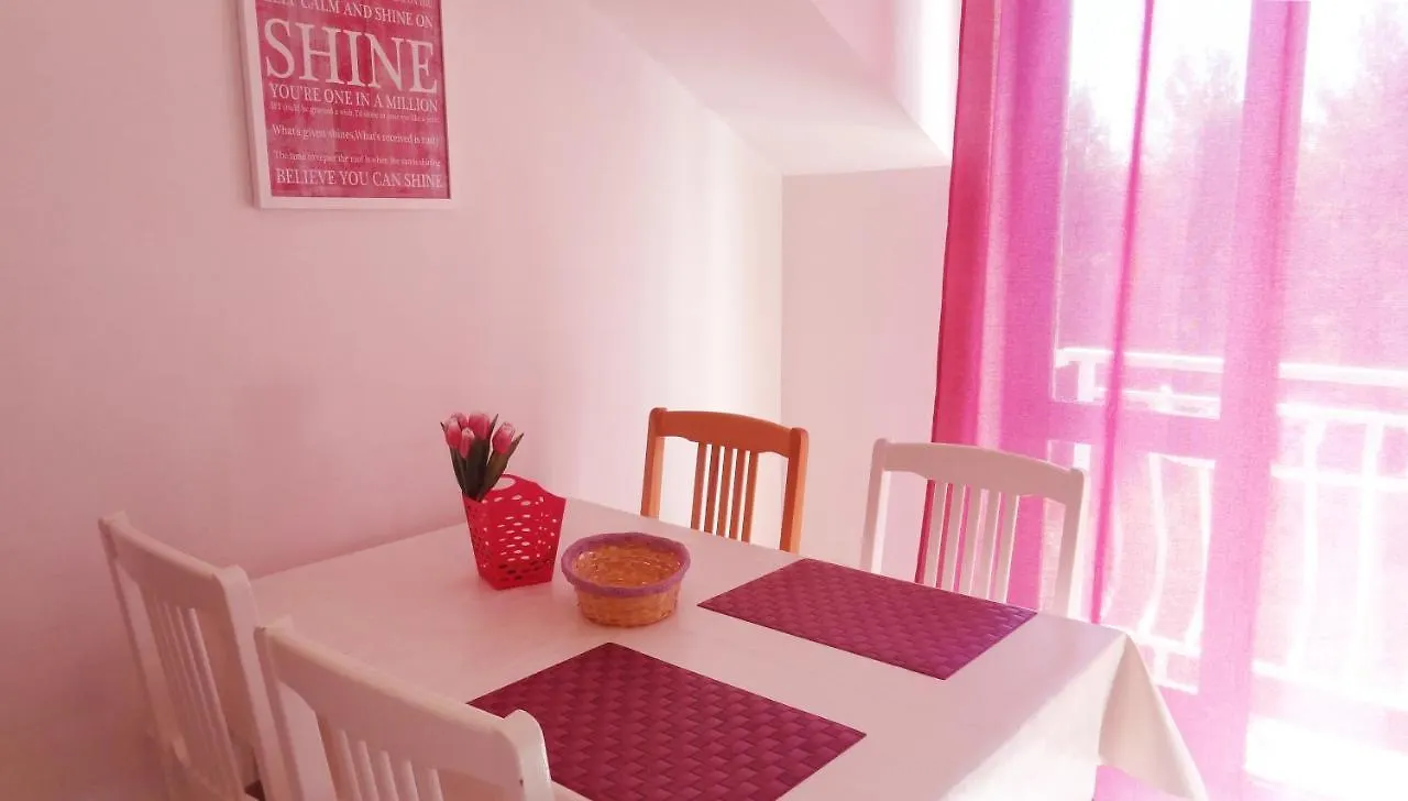 Cute Apartments Near The Sea Slatine