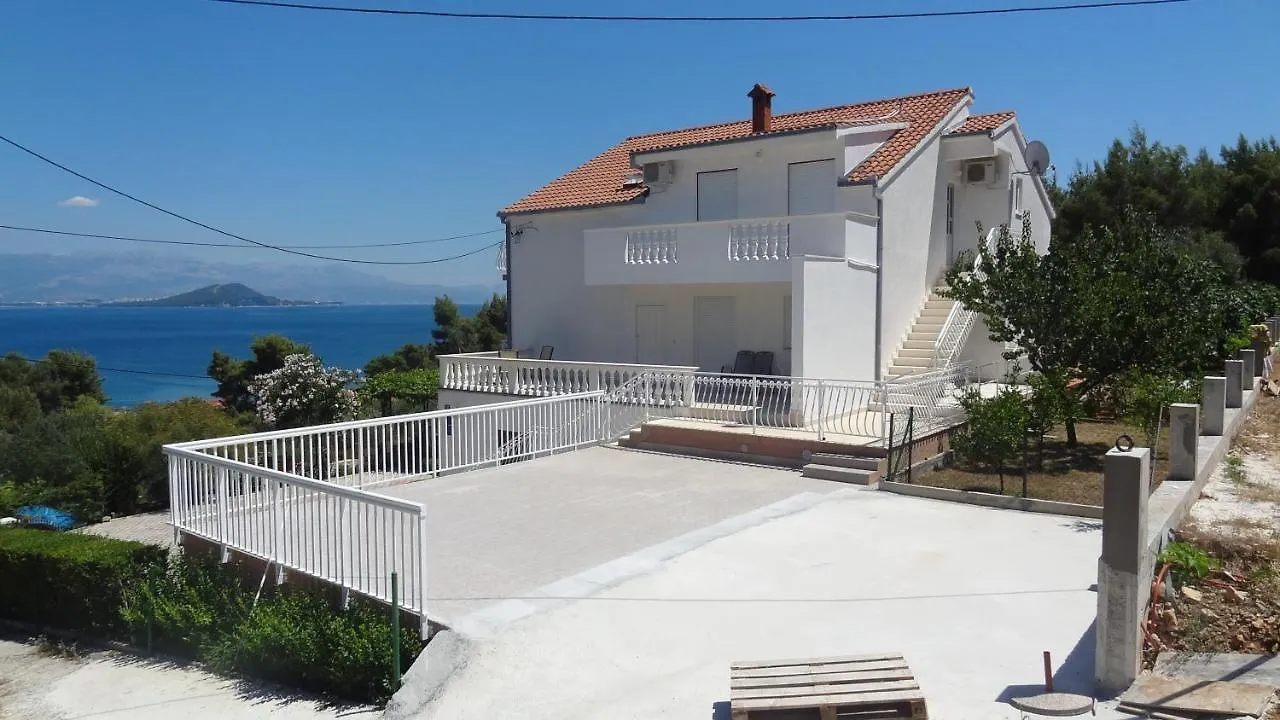 Cute Apartments Near The Sea Slatine