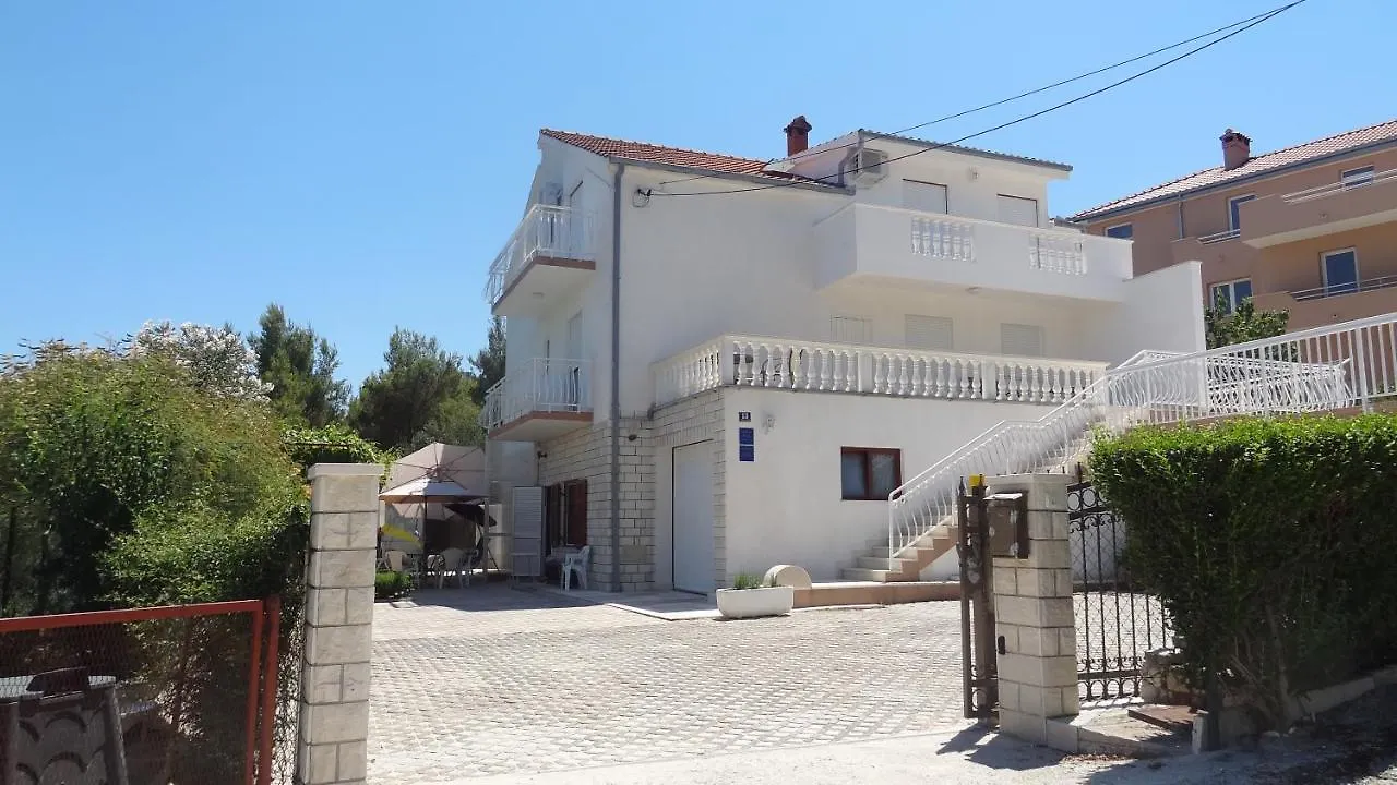 Cute Apartments Near The Sea Slatine