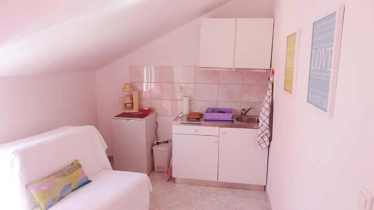 Cute Apartments Near The Sea Slatine
