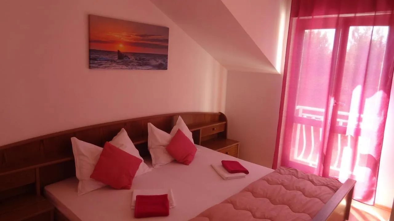 Cute Apartments Near The Sea Slatine