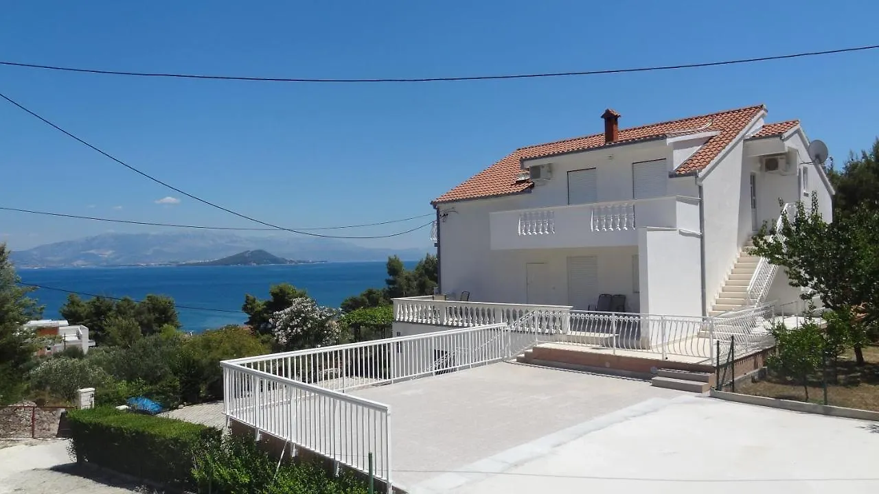 Cute Apartments Near The Sea Slatine