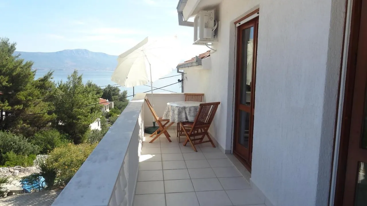Cute Apartments Near The Sea Slatine Croatia
