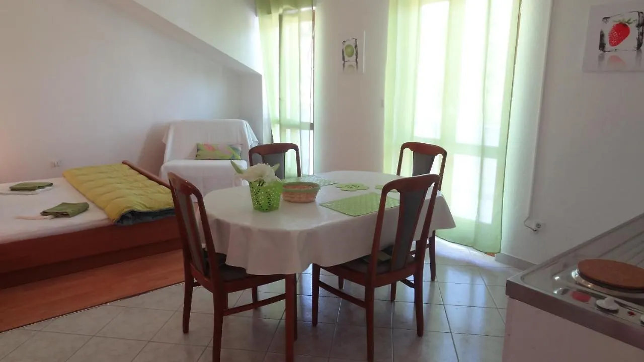 Cute Apartments Near The Sea Slatine