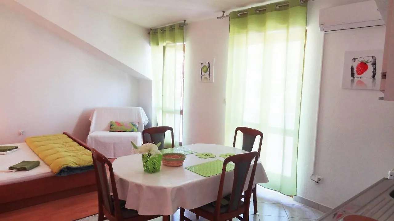 Cute Apartments Near The Sea Slatine